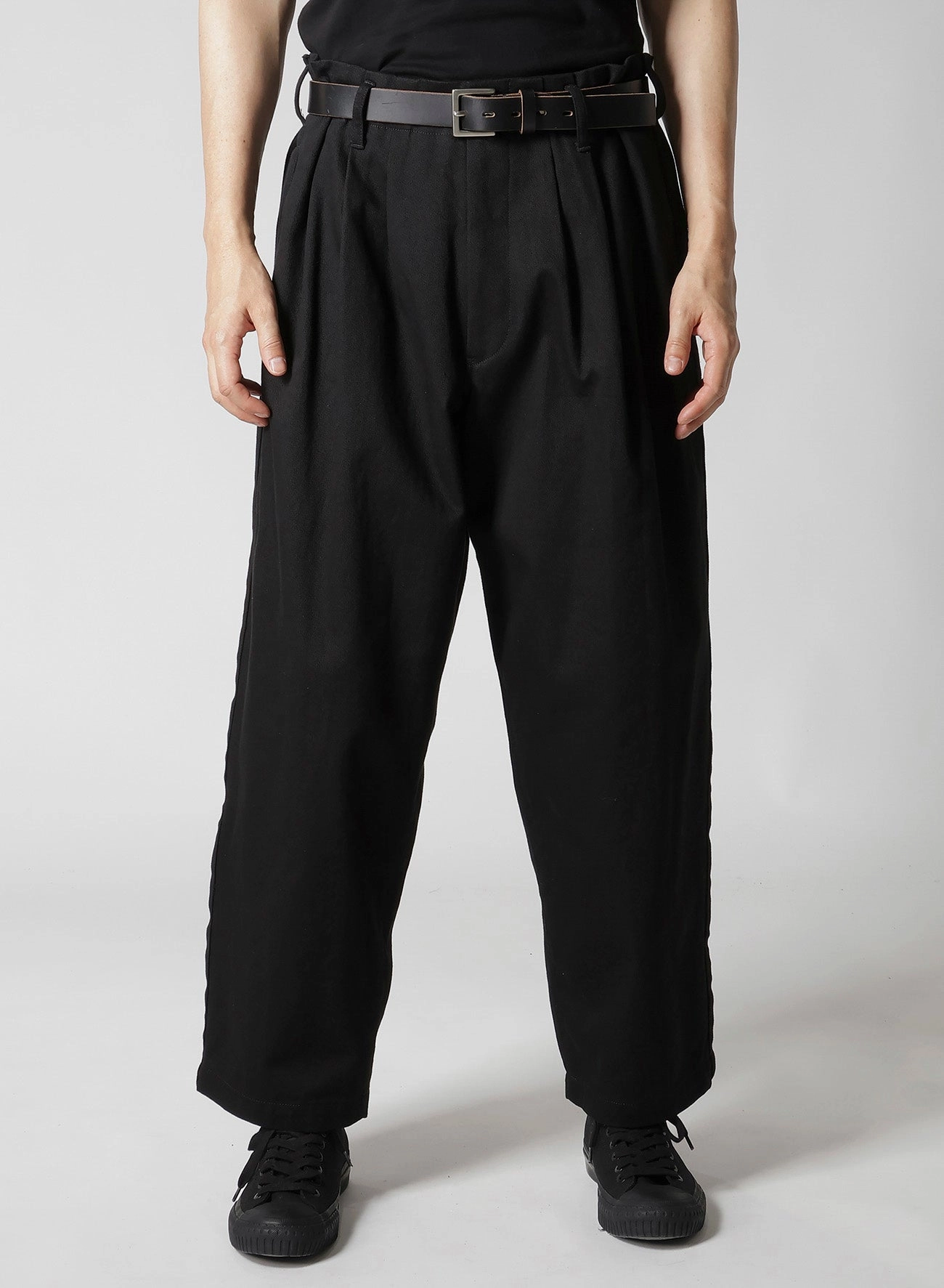 Refined fit KATSURAGI PANTS WITH SIDE TAPE DETAIL