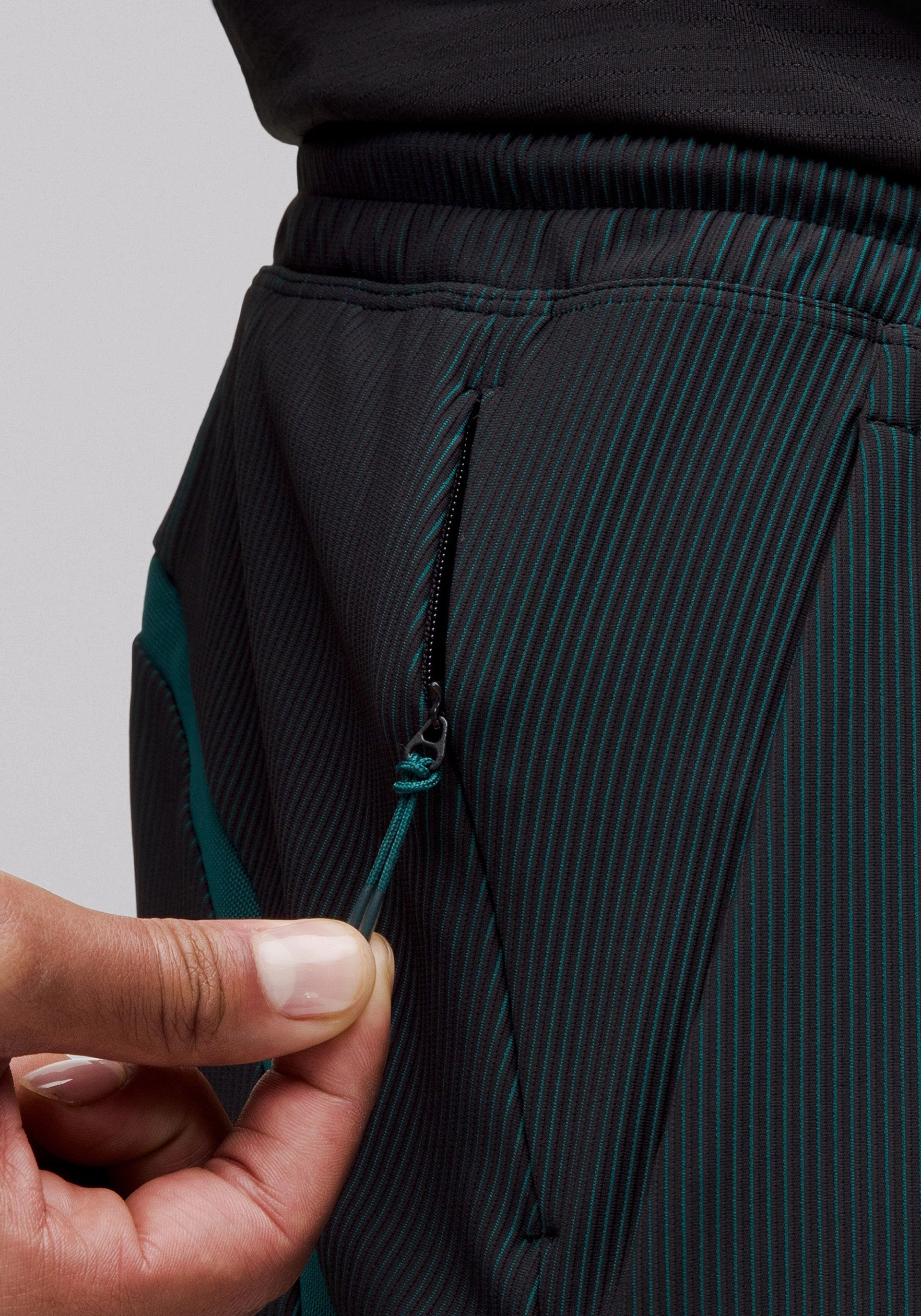 Luxe Pace Breaker Linerless Short 7" Non Restrictive Movement