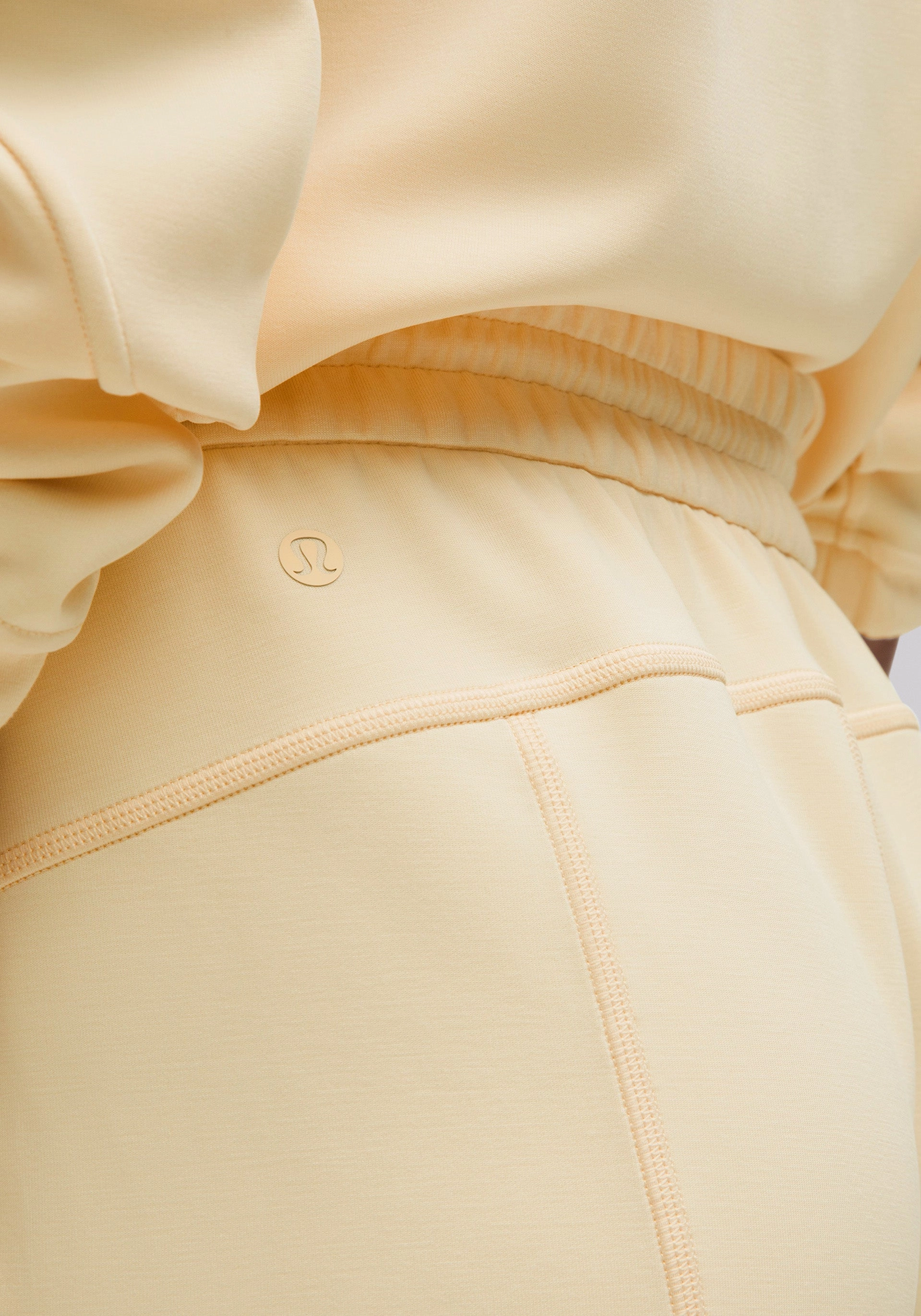 Contoured Cuff Design Softstreme High-Rise Short 4"